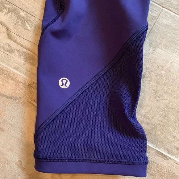 Lululemon Ladies crop leggings with mesh pockets and mess side panel - Picture 3 of 5